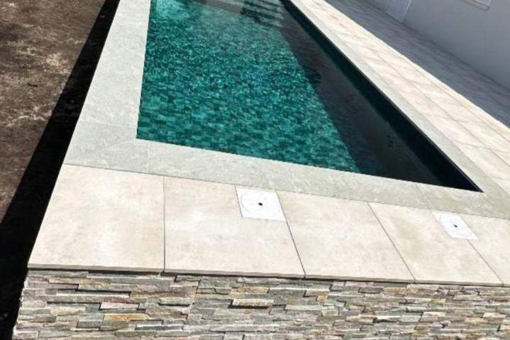 Pose revêtement de plage de piscine près de Dax